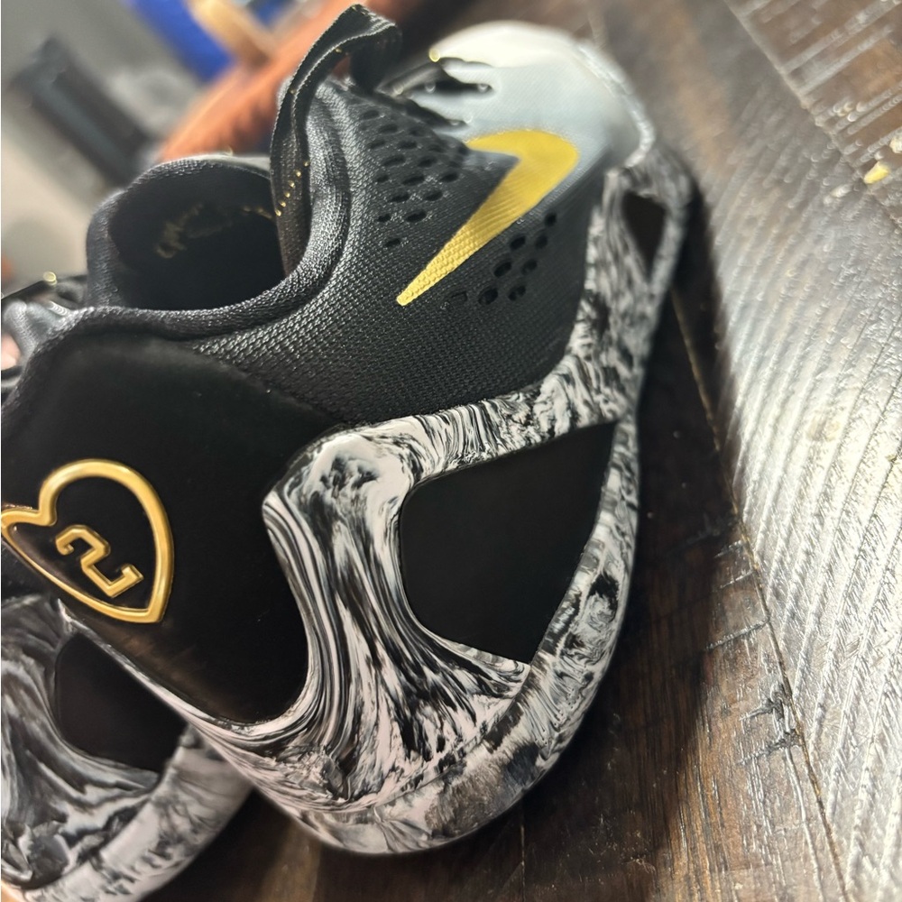 Nike boys Gray and Gold Athletic Shoes Kobe size 5.5 - Picture 2 of 7